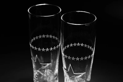 ZGS Glass اپنی مرضی کے شیشے کے سامان کے لیے جدید لیزر ڈرلنگ کے ساتھ صنعتی معی...
